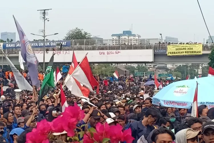 Massa mahasiswa terus bertambah banyak di depan Gedung DPR, Senayan, Jakarta Pusat, Selasa sore (24/9/2019) Ayojakarta.com