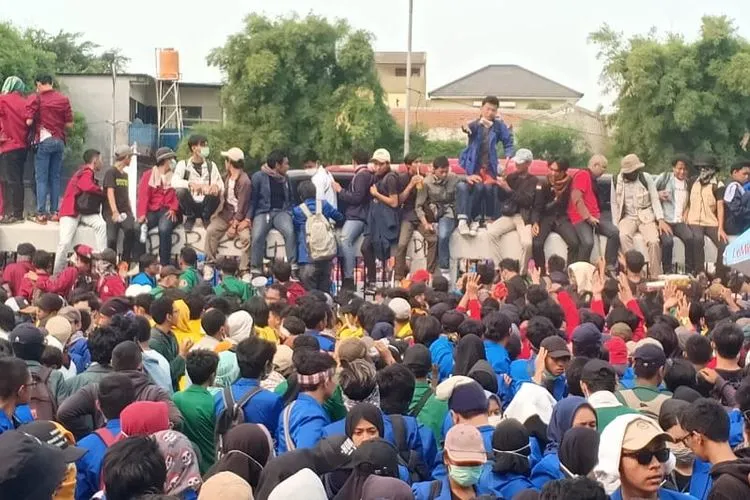 Ribuan mahasiswa yang berdemonstrasi di depan Gedung DPR atau Jalan Gatot Subroto, Senayan, Jakarta Pusat, mulai merengsek ke jalur tol dalam kota/Ayojakarta.com
