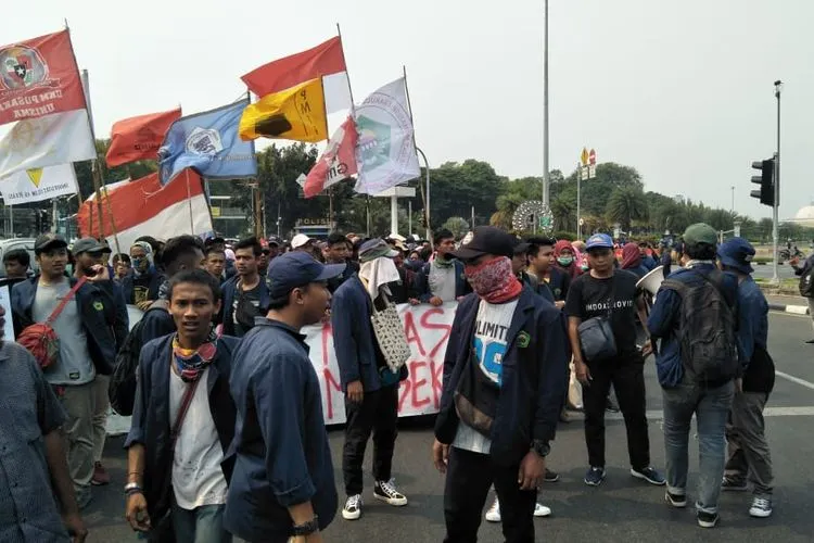 Mahasiswa Unisma Bekasi berkumpul di kawasan Jalan Medan Merdeka Barat sebelum menuju kawasan Gedung Parlemen di Senayan, Jakarta Pusat/Ayojakarta.com