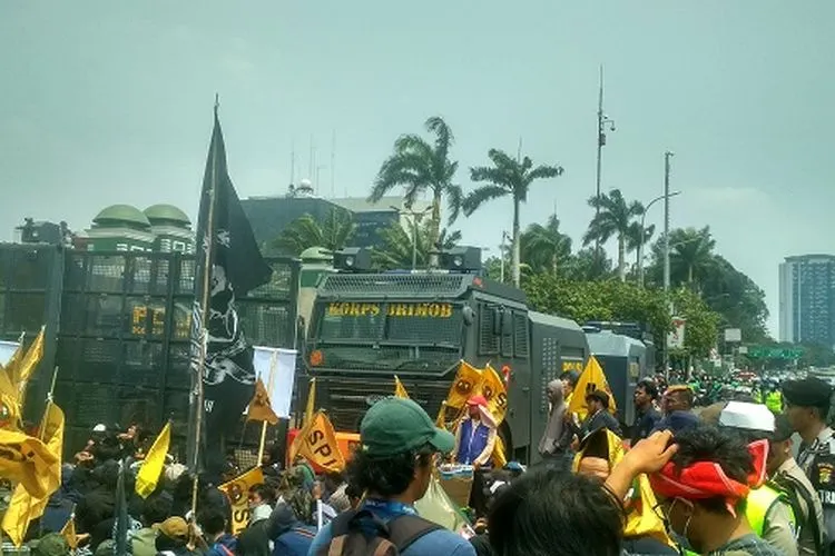 Mobil AWC dan barikade kepolisian bersiaga di depan gerbang utama Kompleks MPR/DPR/DPD RI, Selasa siang (24/9/2019)/Ayojakarta.com