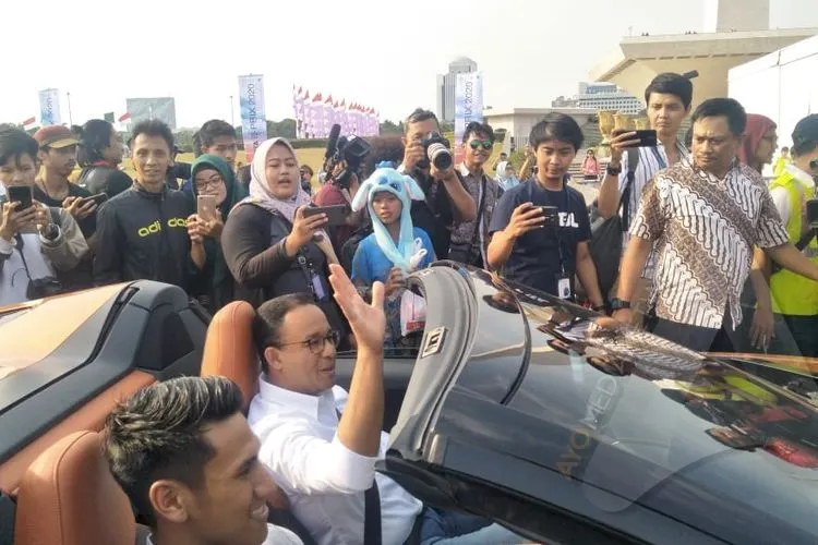 Anies Bareng Sean Gelael Naiki BMW Roadster i8/Ayojakarta.com