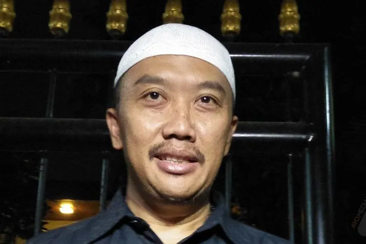 Imam Nahrawi memberikan penjelasan kepada pers di rumah dinasnya, setelah ditetapkan sebagai tersangka kasus korupsi dana hibah KONI oleh KPK, Rabu malam (18/9/2019)/Ayojakarta,com
