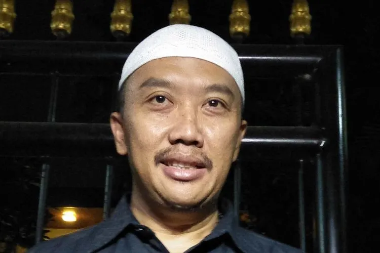Imam Nahrawi memberikan penjelasan kepada pers di rumah dinasnya, setelah ditetapkan sebagai tersangka kasus korupsi dana hibah KONI oleh KPK, Rabu malam (18/9/2019)/Ayojakarta,com