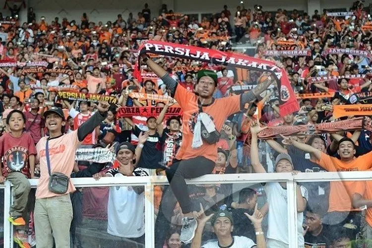 Aksi The Jakmania mendukung tim kesayangannya/Ayojakarta.com