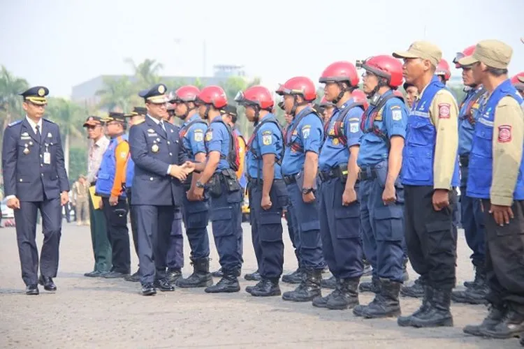 Gubernur DKI Jakarta, Anies Baswedan, saat melepas 65 orang anggota Satgas Terpadu di Lapangan Monas, Jakarta Pusat, Selasa pagi (17/9/2019)/Twitter @DKIJakarta