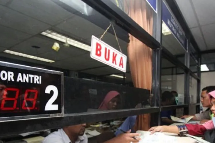 Pengampunan Denda Pajak Kendaraan Warga melakukan membayar pajak kendaraan di Kantor Samsat Polda Metro Jaya, Jakarta, Senin (31/7/2017)/Antaranews