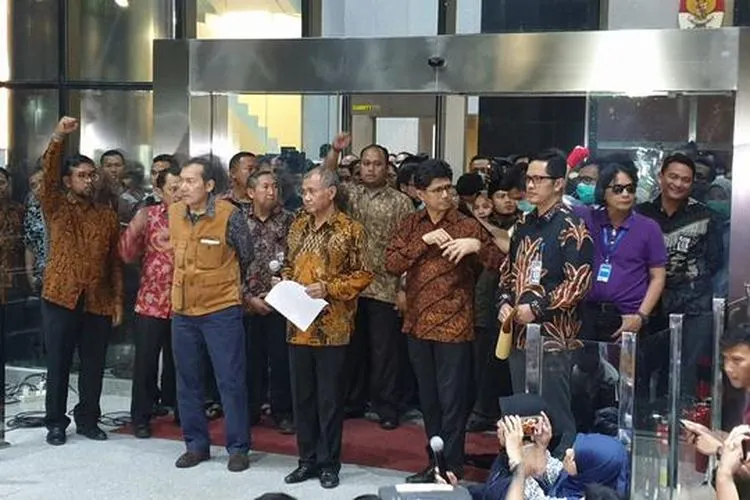 Tiga pimpinan KPK, Saut Situmorang, Agus Rahardjo dan Laode M. Syarif, menggelar konferensi pers yang intinya mengembalikan mandat pengelolaan KPK kepada Presiden Jokowi, Jumat malam (13/9/2019)/Liputan6