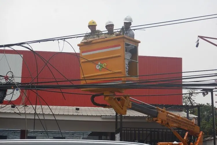 Pemkot Jakarta Selatan melakukan pemotongan kabel utilitas yang semrawut di kawasan Mampang Prapatan, Jakarta Selatan/Dok Pemkot Jakarta Selatan