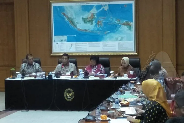 Rapat koordinasi terkait Karhutla dan Papua Barat, dihadiri oleh Menkopolhukam Wiranto, Kepala Badan Nasional Penanggulangan Bencana (BNPB) Doni Monardo, Menteri Lingkungan Hidup dan Kehutanan Siti Nurbaya Bakar, dan Kepala Badan Meteorologi Klomatologi dan Geofisika (BMKG) Dwikorita Karnawati/Ayojakarta.com