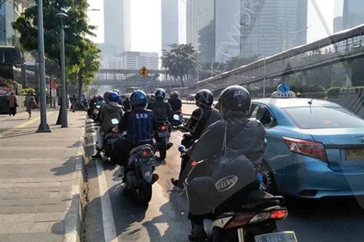 Kendaraan yang melintas di ruas Jalan Jenderal Sudirman/Ayojakarta.com