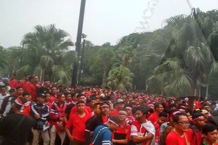 Suporter Indonesia memasuki area Gelora Bung Karno/Ayojakarta.com