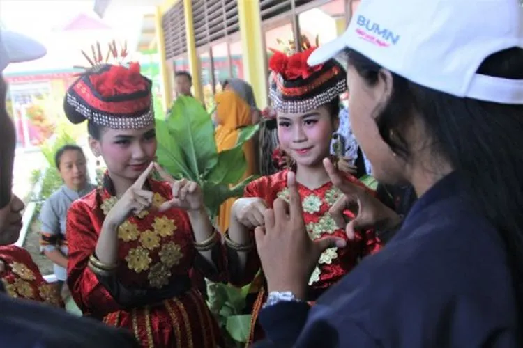 Ilustrasi--Dua orang siswa peyandang disabilitas Tunarungu peserta SMN asal Provinsi Kepulauan Bangka Belitung (kanan) bercerita dengan siswa Sekolah Luar Biasa (SLB) Mandara Kendari dengan mengunakan bahasa isyarat, Kendari, Sulawesi Tenggara, Kamis (22/8/2019). Peserta SMN asal Kepulauan Bangka Belitung mengunjungi SLB Mandara setelah sebelumnya berada di lokasi Pabrik PT Antam Pomalaa, Program BUMN Hadir Untuk Negeri diharapkan untuk menanamkan rasa bangga sebagai bangsa yang memiliki keragaman kekayaan