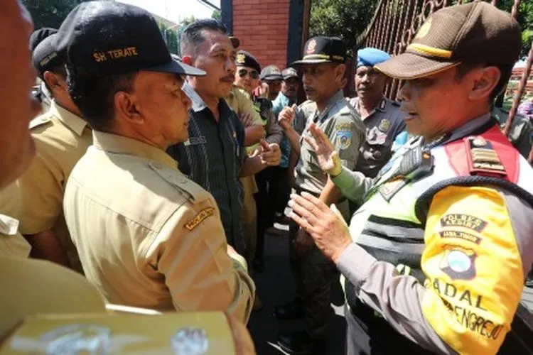 Ilustrasi--Polisi dan Satpol PP menenangkan sejumlah kepala desa yang berunjuk rasa menuntut diselenggarakannya pemilihan kepala desa (pilkades) serentak di kantor Pemkab Kediri, Jawa Timur, Rabu (10/7/2019). Sedikitnya 200 kepala desa berunjuk rasa menuntut segera diselenggarakannya pilkades serentak di 250 desa agar tidak terjadi kekosongan jabatan yang pada akhirnya hanya akan diisi oleh pejabat sementara dari unsur aparatur sipil negara (PNS) yang tidak sesuai dengan pilihan masyarakat. ANTARA FOTO/Pras