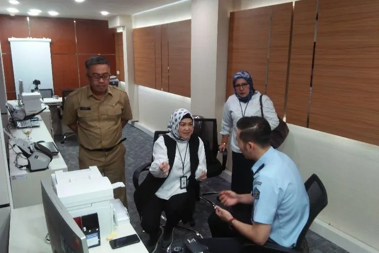 Deputi Pelayanan Publik, Kemenpan RB saat meninjau MPP Kota Bogor. (ayobogor.net)