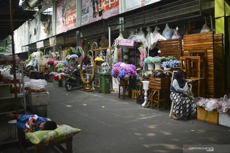 Pedagang menunggu pembeli di Pasar Rawa Belong Jakarta, Senin (24/6/2019). Dinas Ketahanan Pangan Kelautan dan Pertanian (KPKP) DKI Jakarta berencana merevitalisasi Pasar Bunga Rawa Belong dan merelokasi 600 pedagang bunga di pasar tersebut ke Pasar Semanan Kalideres, Jakarta Barat dan Pasar Klender Duren Sawit, Jakarta Timur selama proses pembangunan. ANTARA FOTO/Nova Wahyudi/aww.