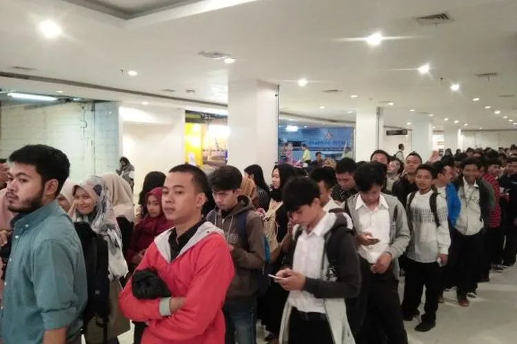 Para pencari kerja mengantri di Bursa Kerja Expo Bogor. (ayobogor.com/Husnul Khatimah)