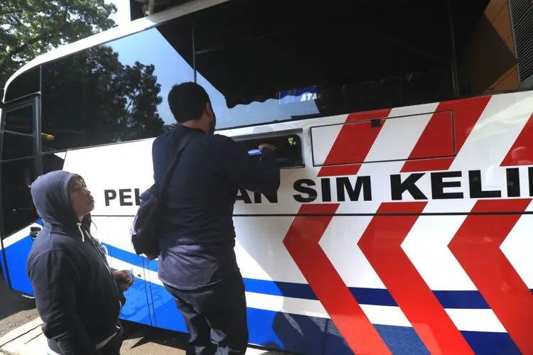 Warga mengantre pelayanan SIM Keliling (ayobandung.com/Kavin Faza)