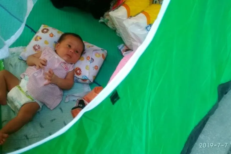 Bayi pencari suaka di trotoar Kebon Sirih. (ayojakarta.com)