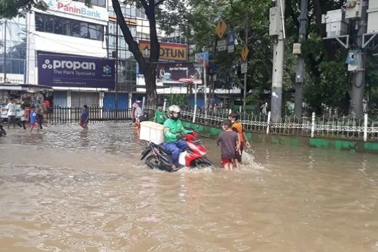 Banjir di Jalan Jatinegara Barat, Jakarta Timur pada Senin (8/2/2021). (Foto: Suara.com/Bagaskara)