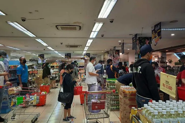Suasana supermarket di Jalan Hegarmanah-Setiabudhi Bandung, Sabtu (18/4/2020), beberapa hari jelang pemberlakuan Pembatasan Sosial Berskala Besar (PSBB) Bandung Raya.  (Ayobandung/Nur Khansa)