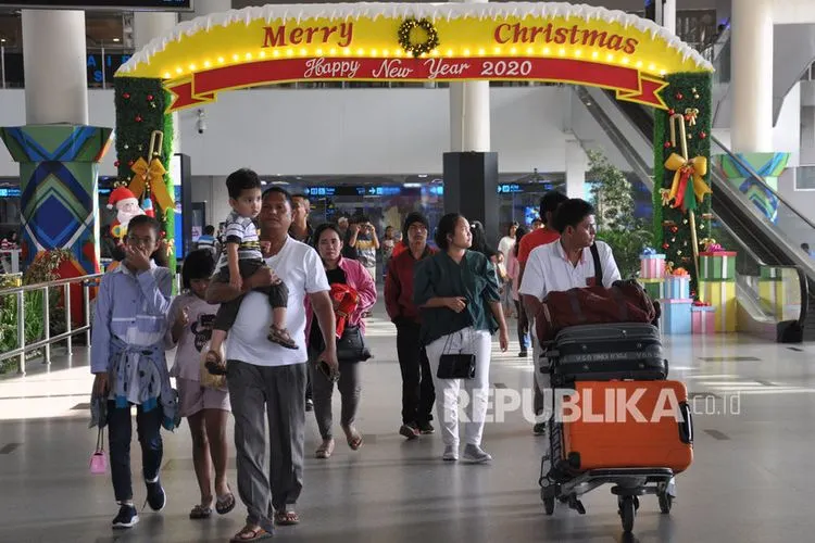 AP II fokus peningkatan penumpang Bandara Kualanamu. Penumpang Bandara Kualanamu, (ilustrasi).  Foto: Antara/Septianda Perdana