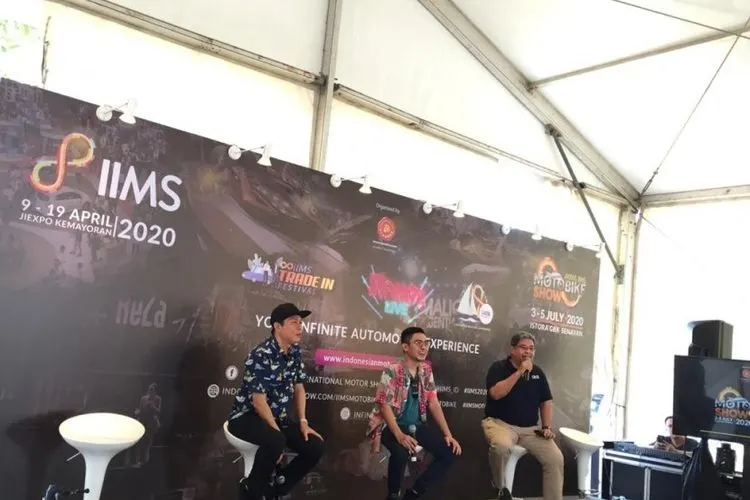 Tampak Presiden Direktur PT Dyandra Promosindo, Hendra Noor Saleh ketika memberikan penjelasan jelang pameran Indonesia International Motor Show, Rabu (12/2/2020).  Foto: Republika/Erik Iskandarsjah Z