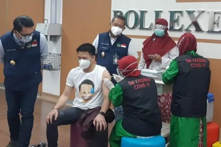 Ariel 'NOAH' bersama Gubernur Jawa Barat, Ridwan Kamil usai mengikuti vaksinasi Covid-19 di RSKIA Kota Bandung, Kamis (14/1/2021). [Suara.com/Emi La Palau]