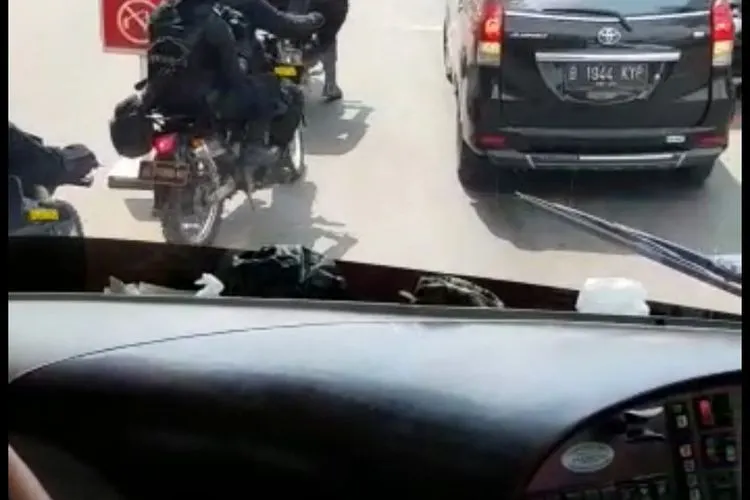 Screenshot pengawalan rombongan Persib di Jakarta.