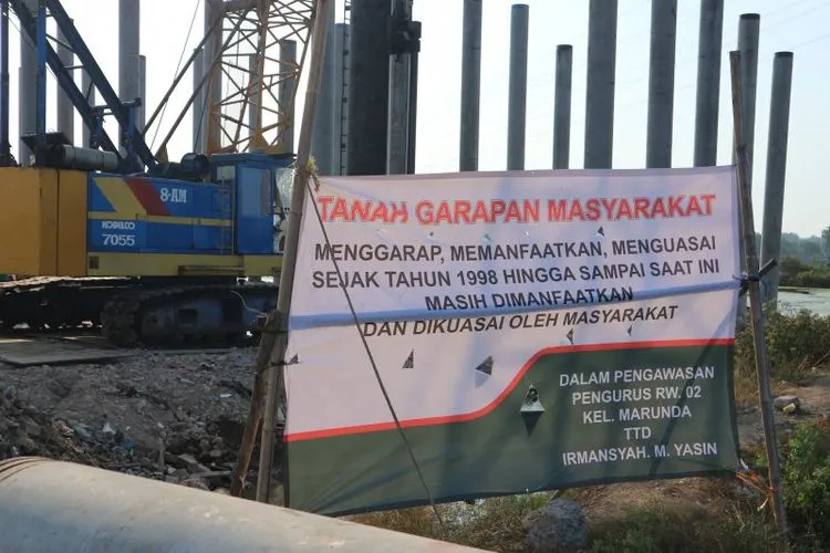 Spanduk penolakan Proyek Tol Cibitung-Cilincing Seksi IV, RW 02, Marunda, Cilincing, Jakarta Utara, yang dipasang oleh warga penggarap lahan yang menunutut ganti rugi. (ANTARA/Fianda Rassat)