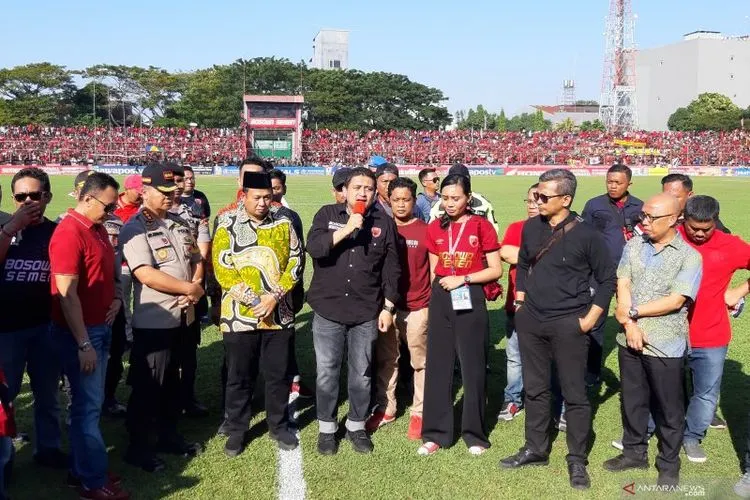 CEO PSM Makassar Munafri Arifuddin, yang memegang pengeras suara, menyampaikan pandangannya terhadap penundaan laga leg kedua final Piala Indonesia 2018-2019 di Stadion Andi Mattalatta, Makassar, Minggu (28/7). (Michael Siahaan)