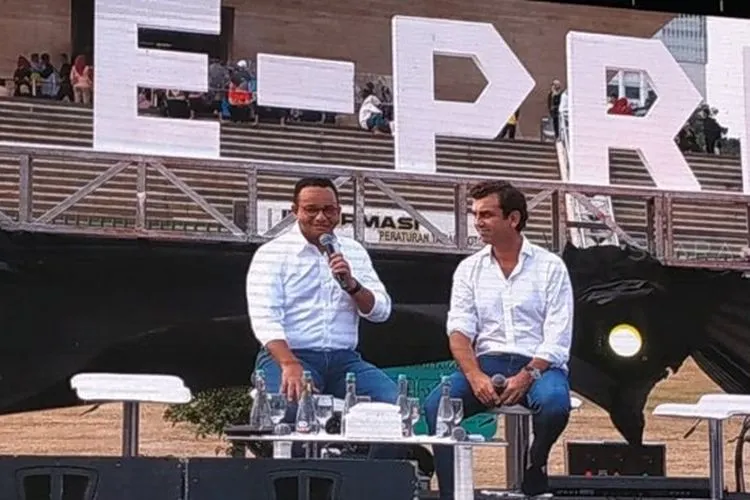 Gubernur DKI Jakarta Anies Baswedan (kiri) dan Co-Founder & Chief Championship Officer of Formula E, Alberto Longo, saat acara peresmian Formula E Jakarta 2020 di kawasan Monas, Jakarta, Jumat (20/9/2019). [Suara.com/Fakhri Fuadi Muflih]