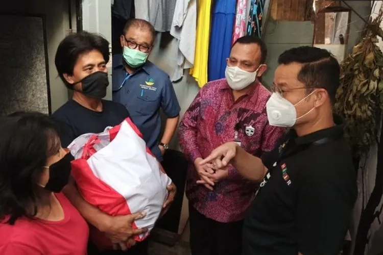 Menteri Sosial Juliari P Batubara dan Ketua KPK Firli Bahuri saat menyampaikan bantuan sosial di Jakarta. (istimewa)