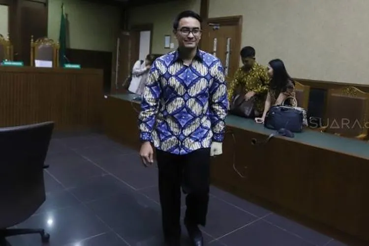 Terdakwa Gubernur Jambi Non Aktif Zumi Zola berjalan keluar usai menjalani sidang tuntutan kasus dugaan suap pengesahan Anggaran Pendapatan dan Belanja Daerah atau APBD Provinsi Jambi di Pengadilan Tindak Pidana Korupsi, Jakarta, Kamis (8/11). [Suara.com/Muhaimin A Untung]