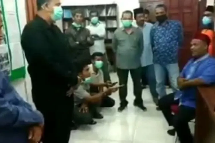 Bupati Pidie Roni Ahmad menyebut virus corona senjata biologis (Screenshot Youtube Fajri Official)