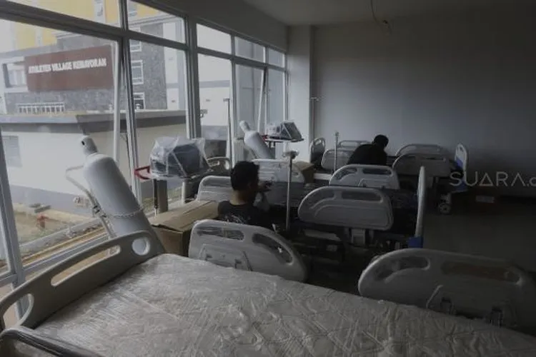 Sejumlah petugas menyiapkan peralatan medis yang akan digunakan untuk Rumah Sakit Darurat penanganan COVID-19 di Wisma Atlet Kemayoran, Jakarta, Minggu (22/3). [Suara.com/Angga Budhiyanto]