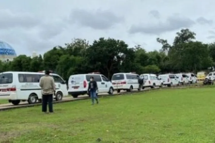 Cuitan Lapor Covid soal antrean mengular ambulans di pemakaman. (Twitter/LaporCovid)