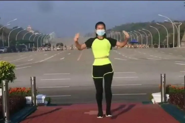 Kudeta Myanmar, Perempuan Ini Malah Asyik Aerobik (Twitter @VonKoutli)