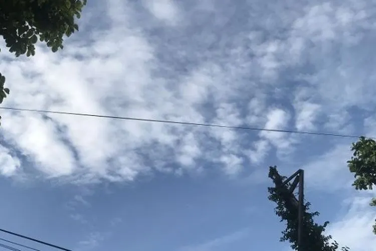 Kondisi langit Jakarta yang cerah di tengah wabah Corona. (Suara.com/Erick Tanjung).