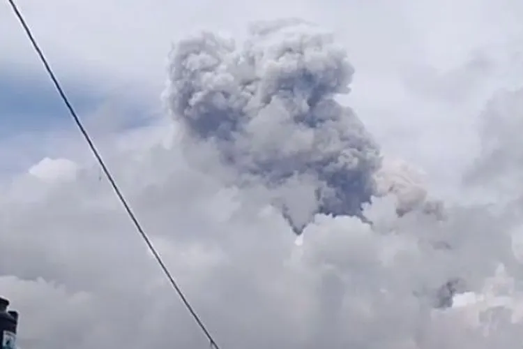 Gunung Merapi mengeluarkan asap tebal di siang hari, Rabu (27/1/2021). - (Instagram/@merapi_uncover)