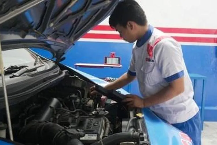 [ilustrasi] Teknisi Bengkel Carfix di Semarang mengecek mobil yang diservis. (Arie Widiarto/Ayosemarang.com)