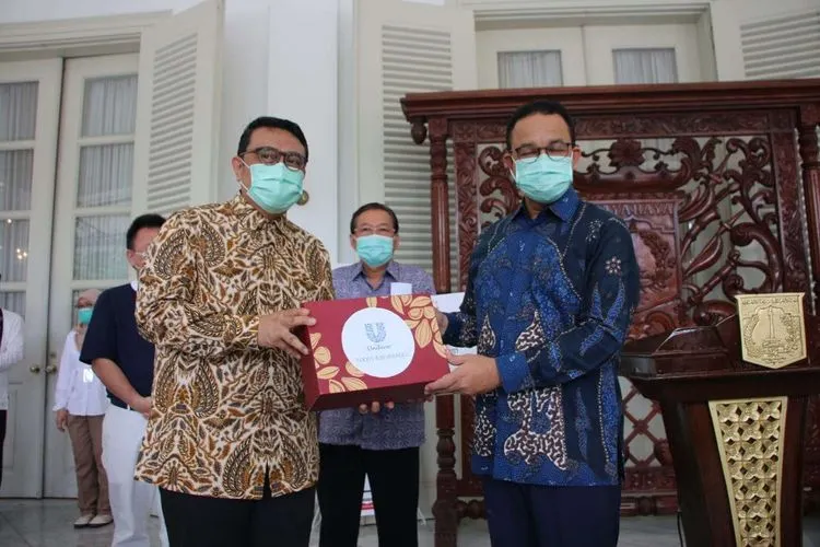 Gubernur DKI Jakarta, Anies Baswedan menerima bantuan dari Kadin. (dok)