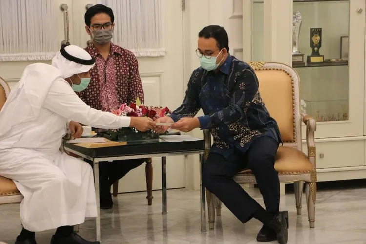 Penyerahan bantuan oleh perwakilan Liga Muslim Dunia kepada Anies Baswedan. (Humas DKI)