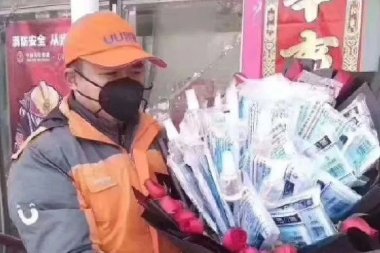 Jasa pengantar buket masker (Weibo)