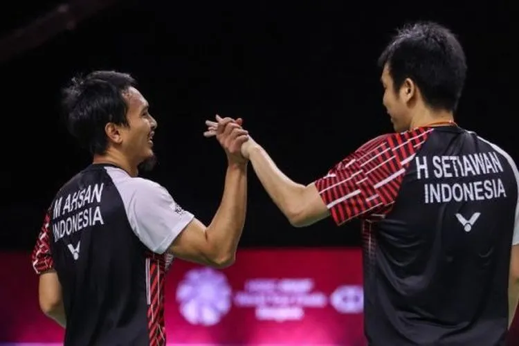 Ganda putra Indonesia Mohammad Ahsan/Hendra Setiawan lolos ke semifinal BWF World Tour Finals setelah menaklukkan unggulan kedua asal Malaysia Aaron Chia/Soh Wooi Yik dengan skor 18-21, 21-17, 21-11 pada laga penyisihan terakhir Grup B yang digelar di Impact Arena, Bangkok, Thailand, Jumat (29/1/2021). (ANTARA/Badmintonphoto/BWF/Erika Sawauchi)