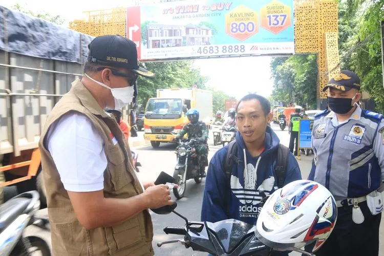 Wakil Wali Kota Bekasi Tri Adhianto menghentikan pengendara sepeda motor yang tidak menggunakan masker. ist