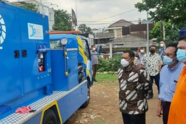 Kepala Dinas SDA DKI Jakarta Juaini Yusuf meninjau uji coba pompa mobile di Kali Asin, Jakarta Utara. (ANTARA/HO/Dokumentasi Dinas SDA DKI Jakarta)