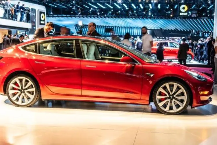 Tesla Model 3 dalam Paris Motor show 2018 [Shutterstock].