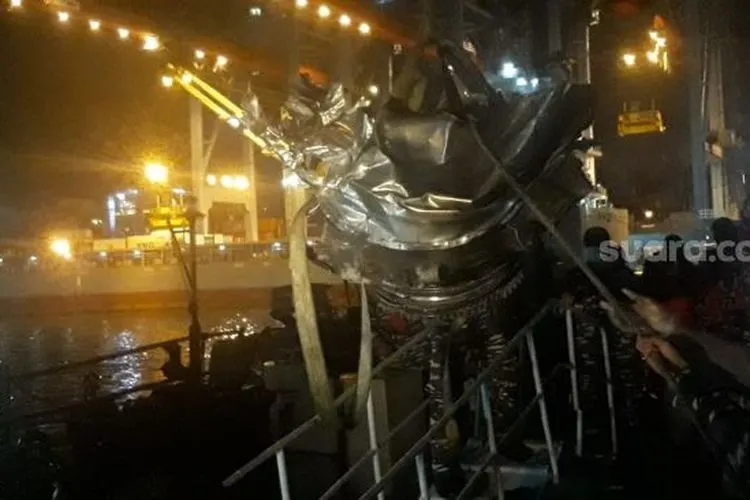 Turbin pesawat Sriwijaya Air SJ 182 dipindahkan dari KRI Cucut ke Posko Terpadu JICT II, Minggu (10/1/2021) malam. [Suara.com/Novian Ardiansyah]