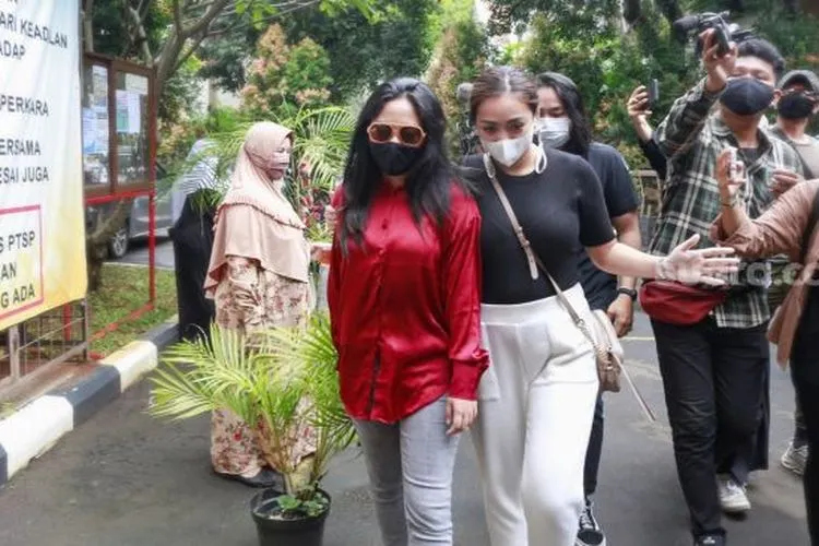 Selebgram Rachel Vennya saat tiba di pengadilan untuk menjalani sidang perceraiannya di Pengadilan Agama Jakarta Selatan, Selasa (9/2/2021). [Suara.com/Alfian Winanto]