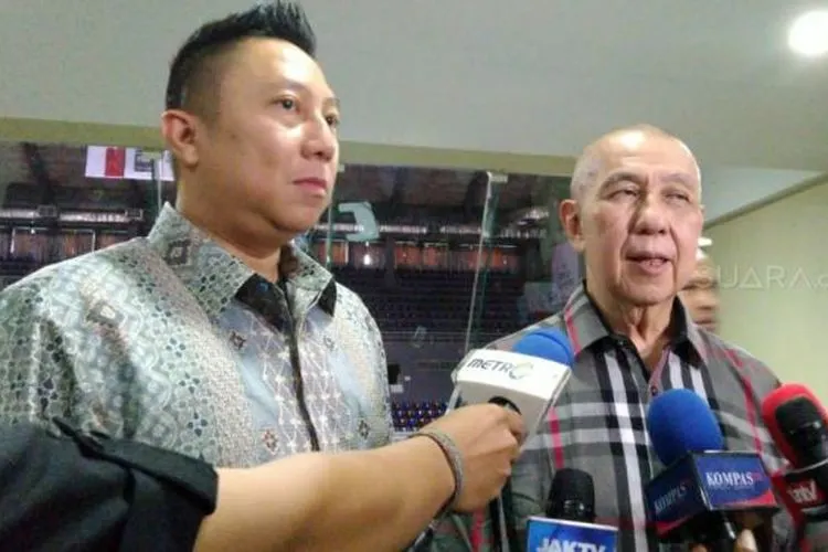 Ketua Umum Perbasi Danny Kosasih (kanan) dan Manajer Timnas Basket Indonesia Maulana Fareza Tamrella usai konferensi pers satu hari jelang laga perdana Grup A Kualifikasi FIBA Asia Cup 2021 di Britama Arena, Kelapa Gading, Jakarta Utara, Rabu (19/2/2020). [Suara.com/Arief Apriadi]